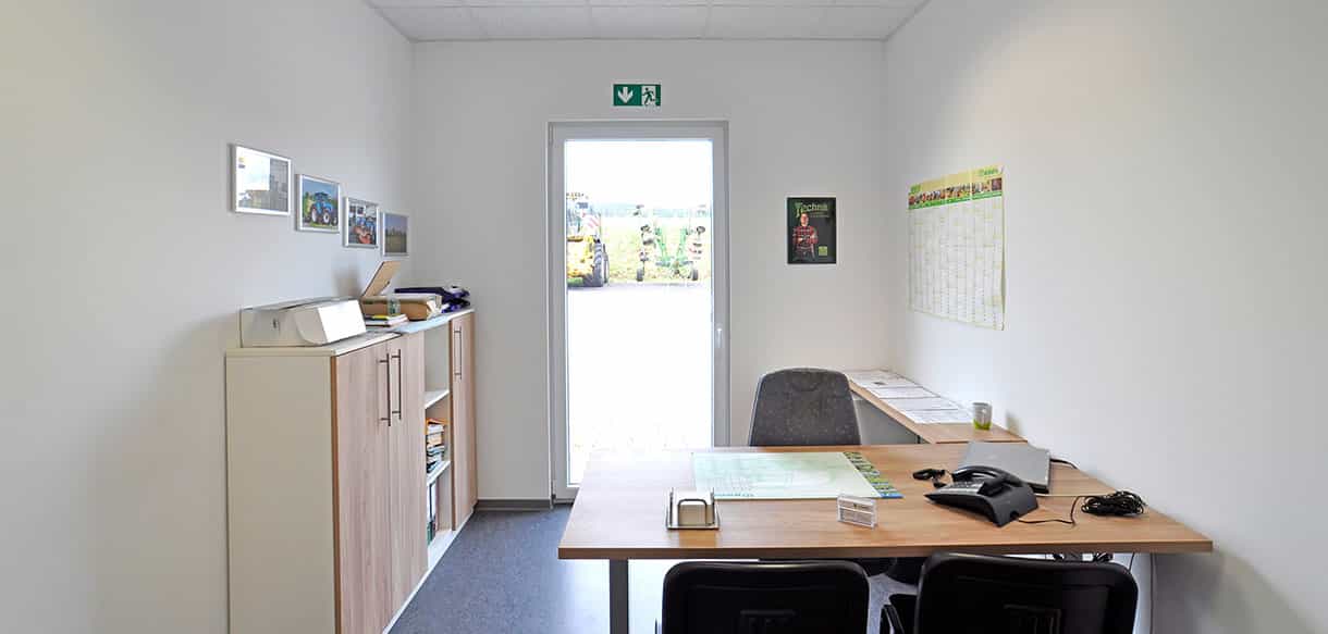 Büro mit Schreibtisch und Schrank im Werkstattgebäude von Leinweber Landtechnik