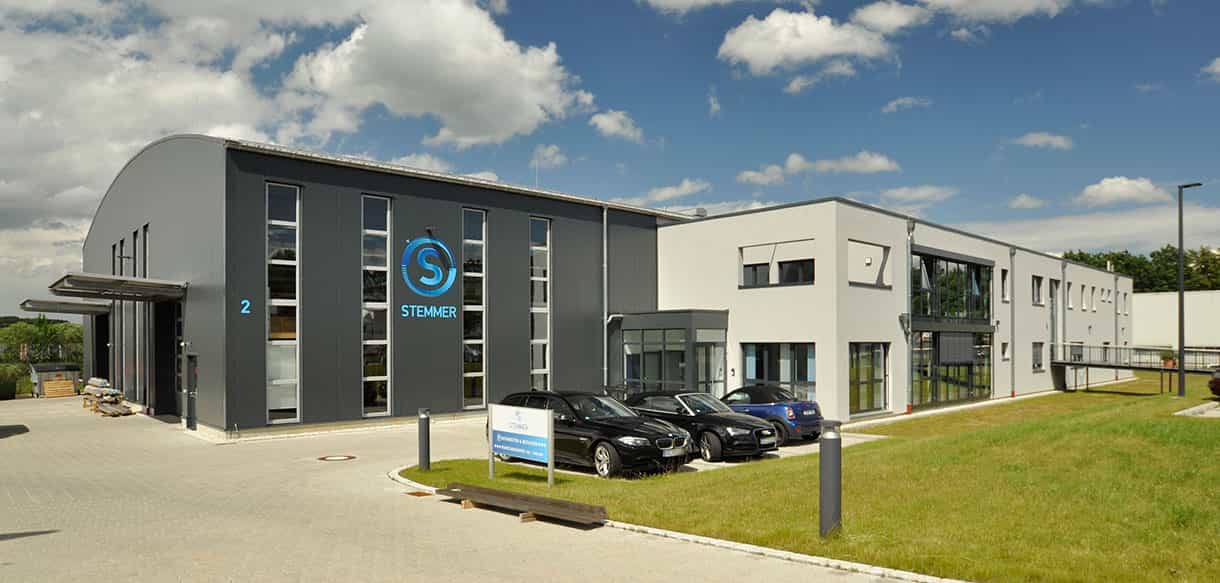 Haas Gewerbebau: Bürogebäude mit Produktionshalle