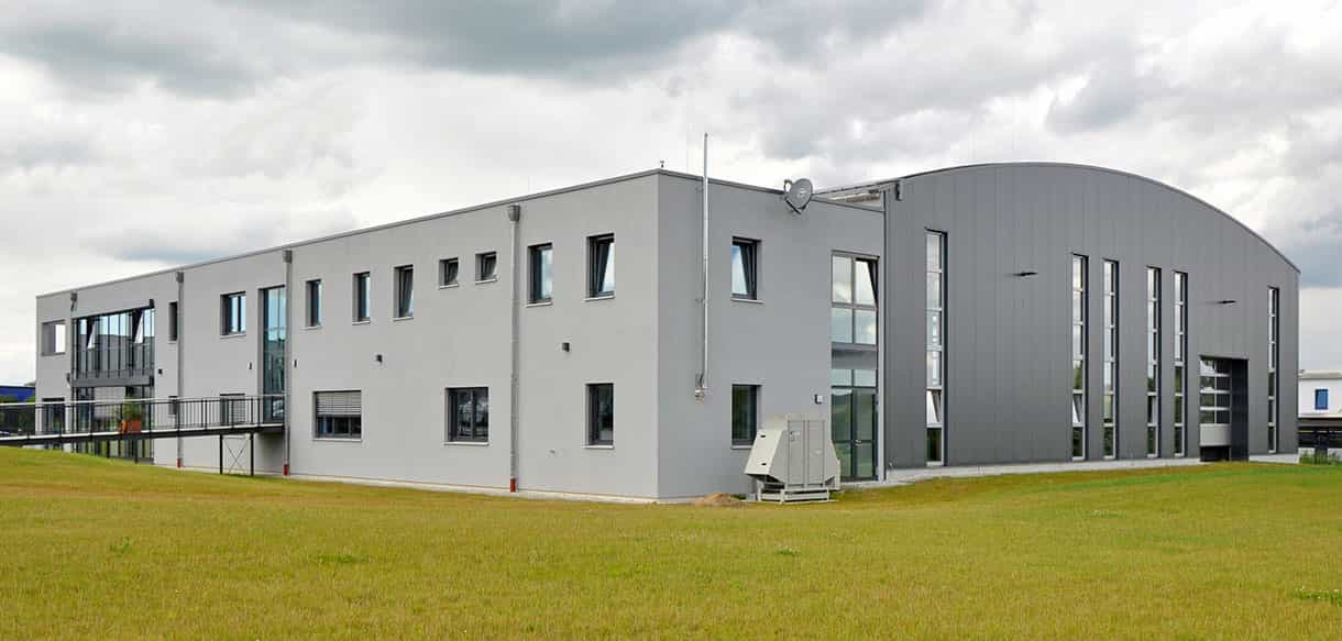 Haas Gewerbebau: Bürogebäude mit Produktionshalle