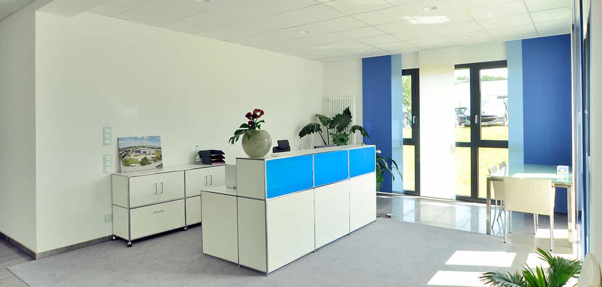 Haas Gewerbebau: Bürogebäude mit Produktionshalle