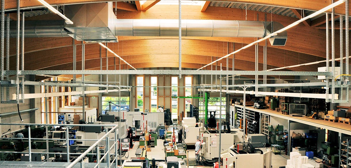 Haas Gewerbebau: Bürogebäude mit Produktionshalle