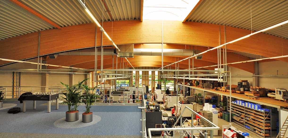 Haas Gewerbebau: Bürogebäude mit Produktionshalle