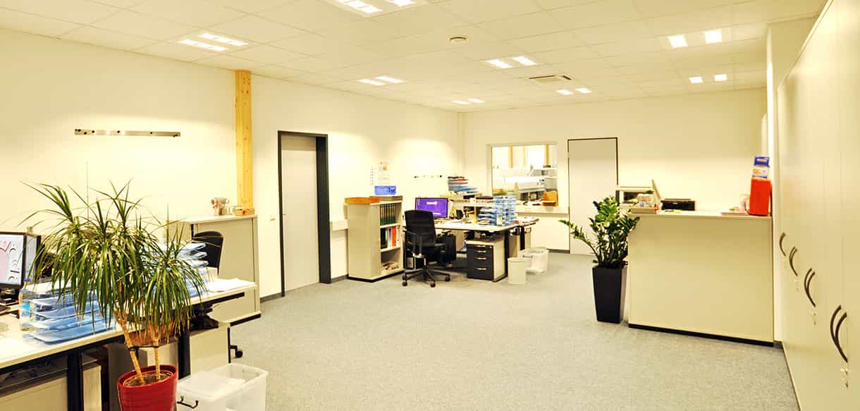 Haas Gewerbebau: Bürogebäude mit Produktionshalle