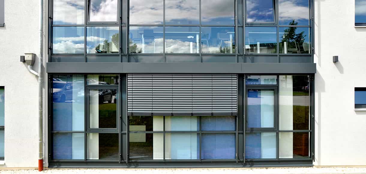 Haas Gewerbebau: Bürogebäude mit Produktionshalle