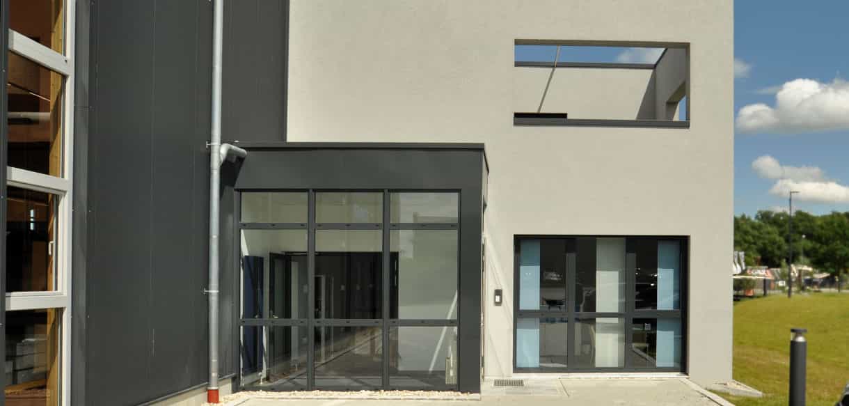 Haas Gewerbebau: Bürogebäude mit Produktionshalle