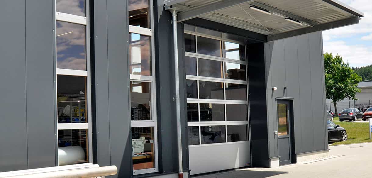 Haas Gewerbebau: Bürogebäude mit Produktionshalle