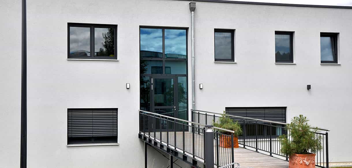 Haas Gewerbebau: Bürogebäude mit Produktionshalle