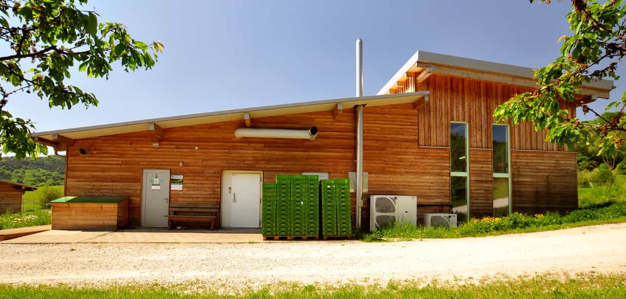 Lagerhalle aus Holz mit Vordach der Beerenbauern Bertelshofer und Batz von Haas Fertigbau