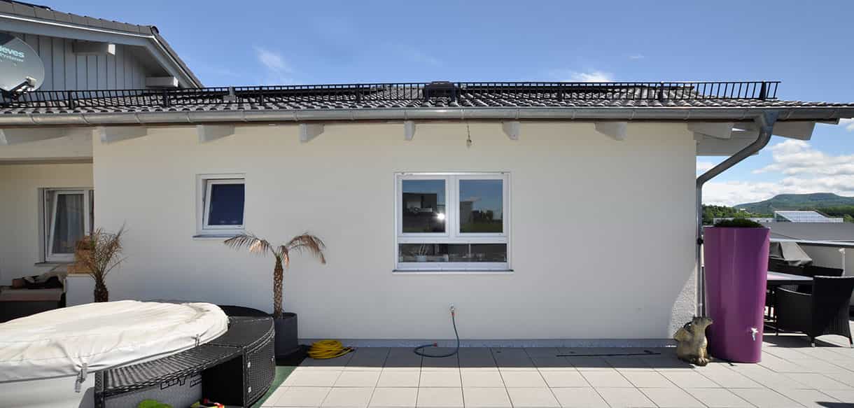 Dachterrasse mit Whirlpool und Palme über der Arcus Physiotherapiepraxis, Außenansicht der Wohnung