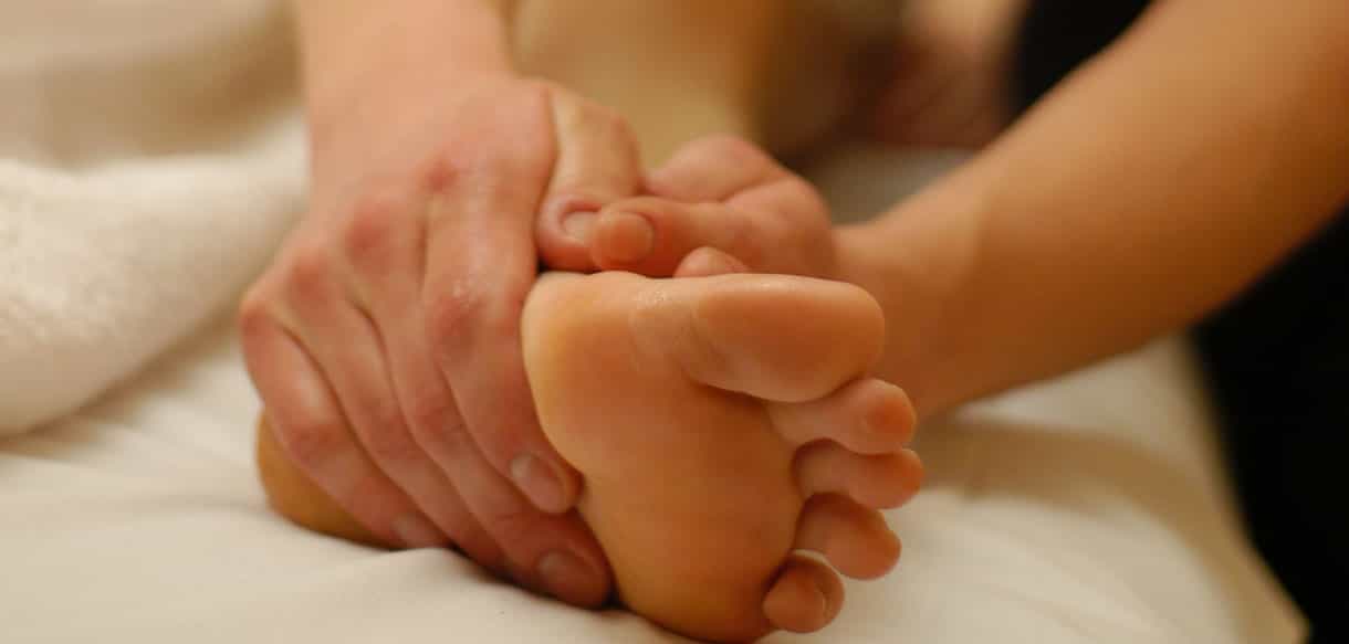 Nahaufnahme einer Fußmassage bei der Behandlung in der Physiotherapiepraxis Zielke