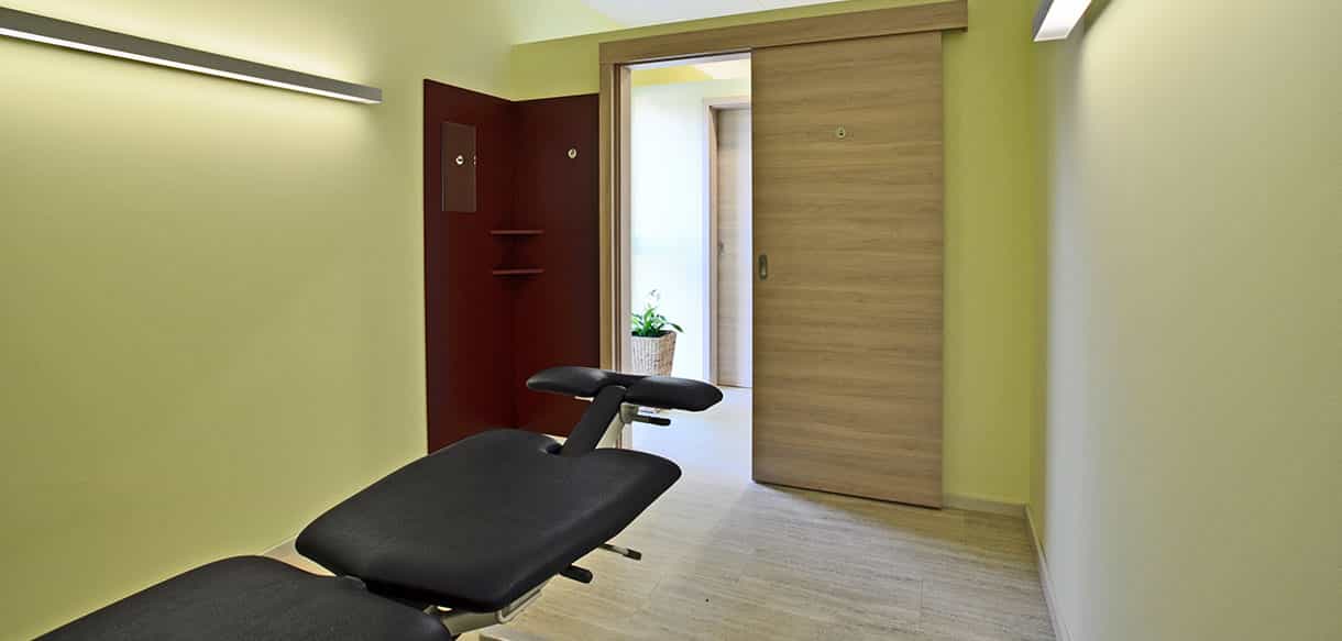 Behandlungsraum mit Massageliege und Schiebetür in der Physiotherapiepraxis Zielke