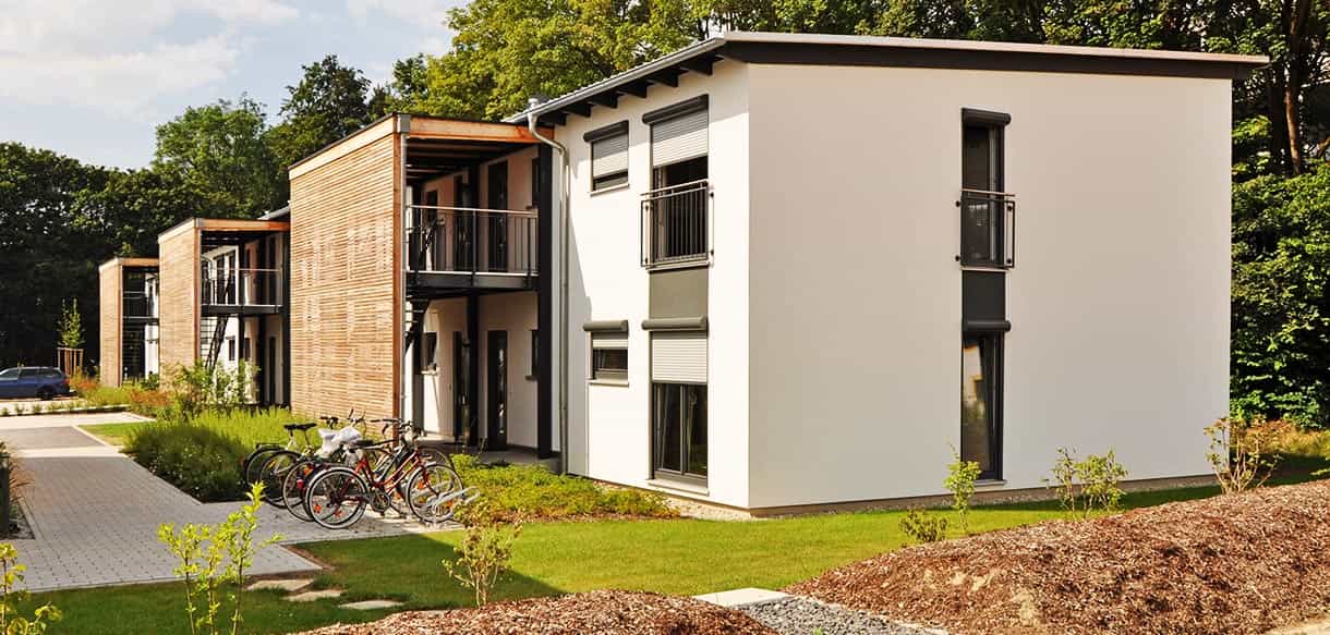Arbeiterwohnheim mit Büro von Ammer Personalmanagement in Taufkirchen/Vils mit lärchenverkleidetem Treppenhaus