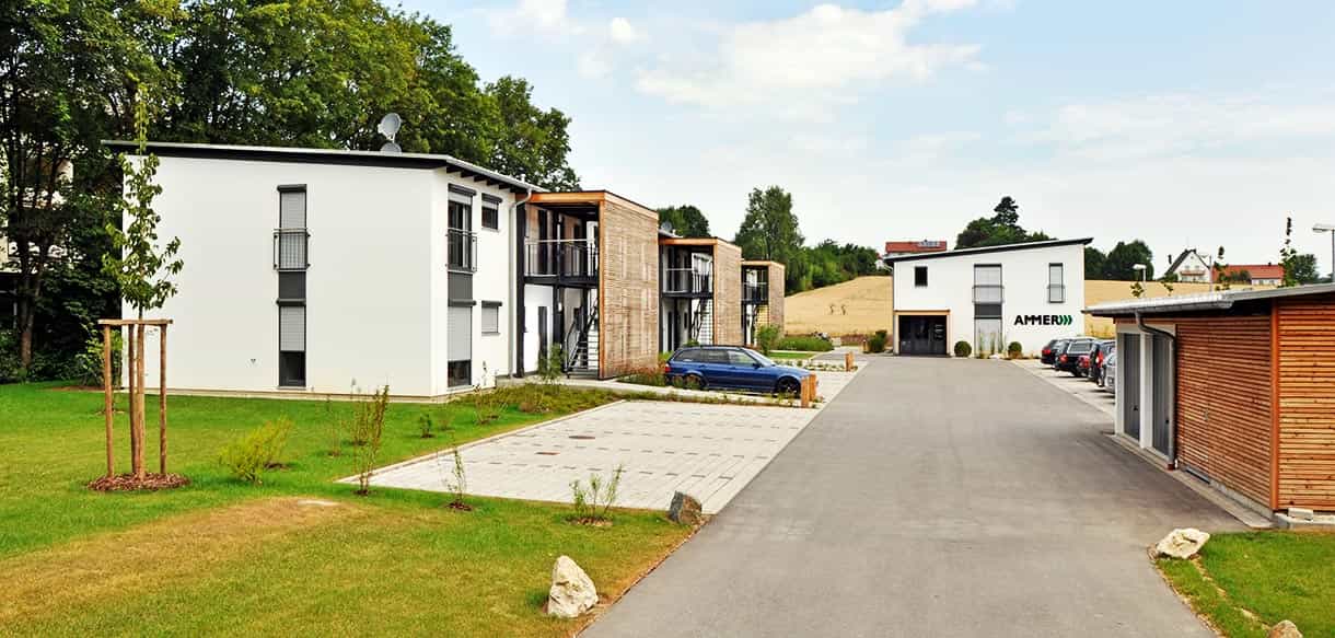 Gesamtansicht der Wohnheimanlage Ammer in Taufkirchen/Vils mit Zufahrt, Parkplätzen und Bürogebäude