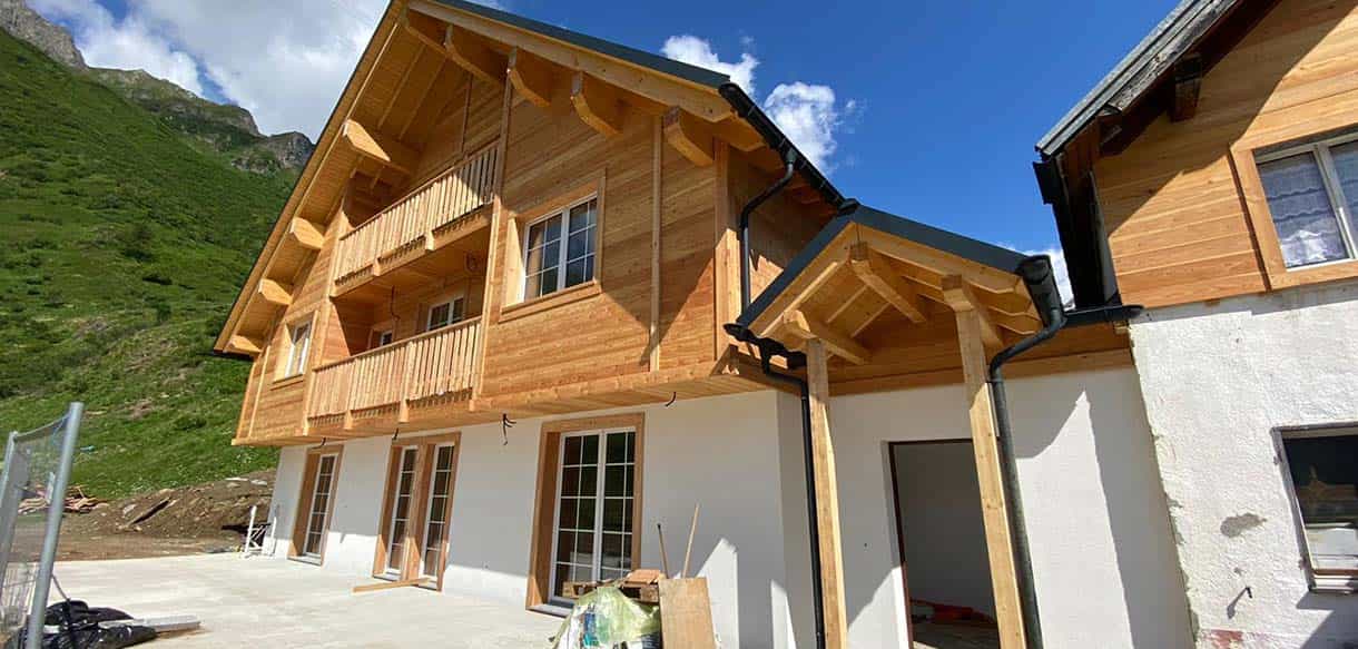Fertiggestelltes Restaurant und Hotel in Formazza mit Holzbalkonen und Holzdach in den Bergen