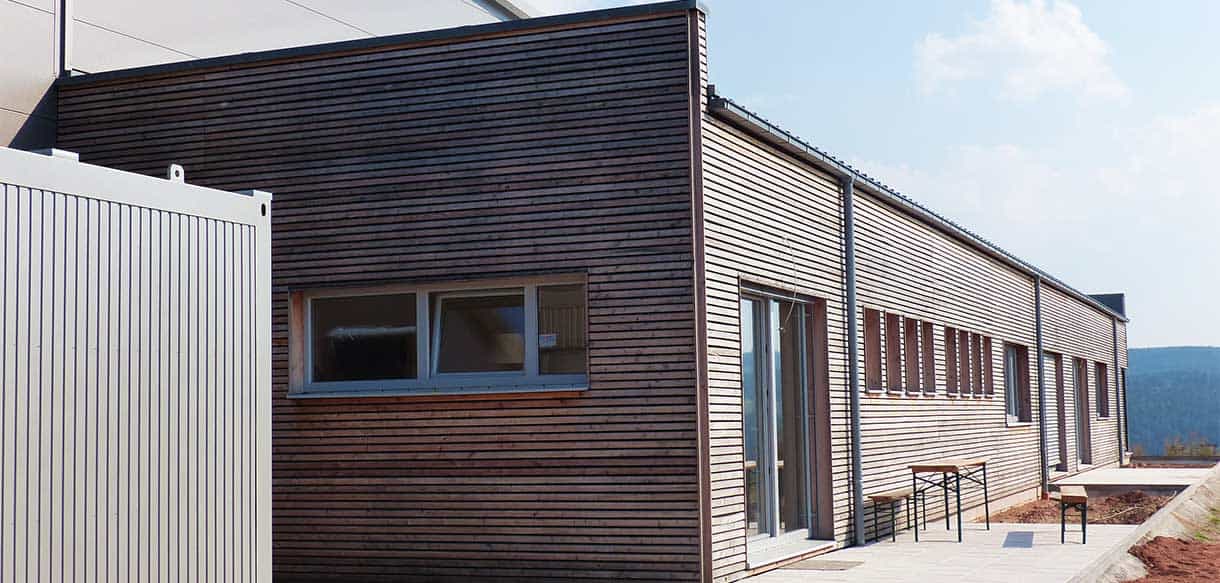 Anbau des Bürogebäudes in Walderbach mit Holzlamellenfassade und Fensterband, Außenansicht Haas Holzbausysteme