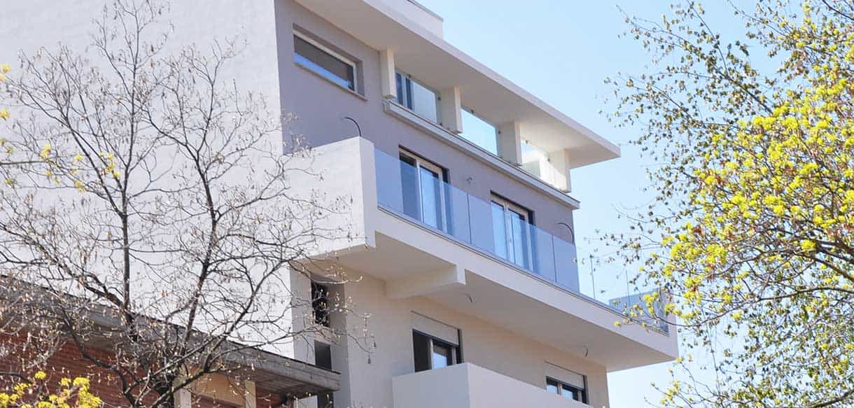 Obergeschosse und Penthouse des Hausbausatzes Alca in Modena mit Glasbrüstungen, Außenansicht
