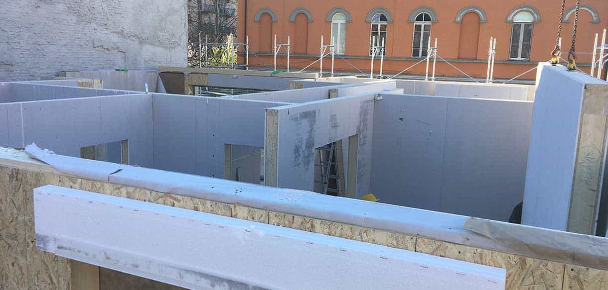 Aufgestellte Außen- und Innenwände im Rohbau des Hausbausatzes Alca in Modena, Baustellenaufnahme