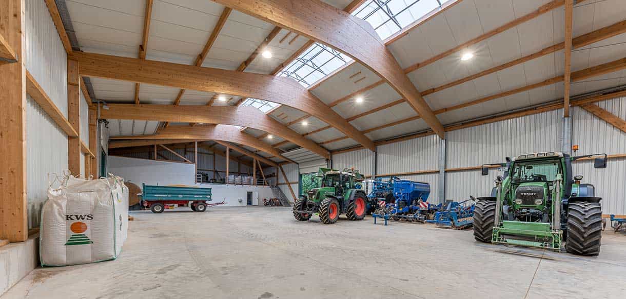 Halle mit Sozialgebäude mit Haas Landwirtschaftsbau