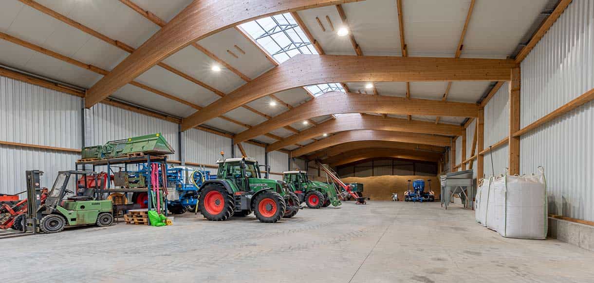 Halle mit Sozialgebäude mit Haas Landwirtschaftsbau