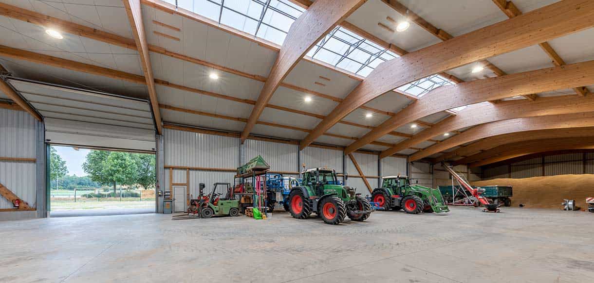 Halle mit Sozialgebäude mit Haas Landwirtschaftsbau