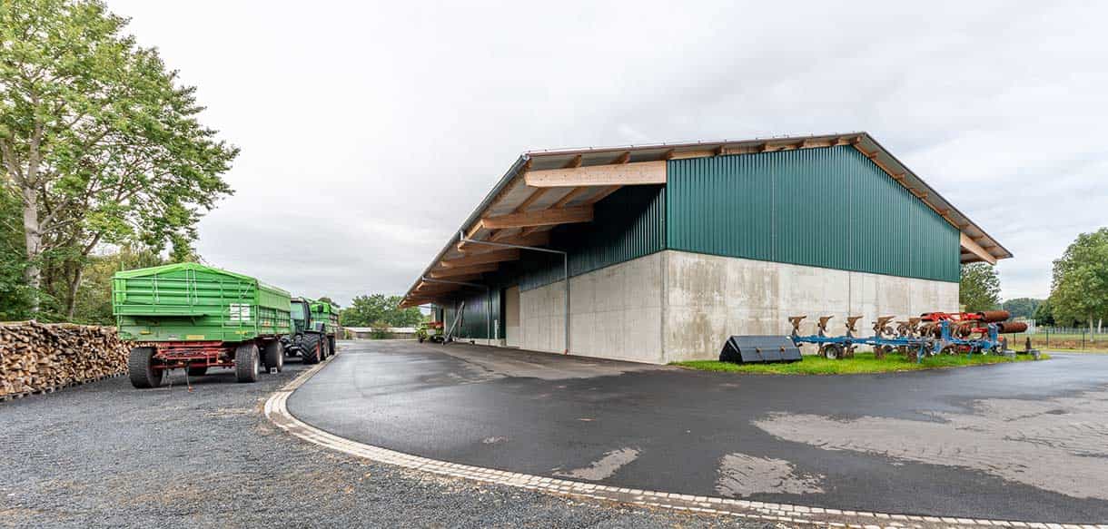Halle mit Sozialgebäude mit Haas Landwirtschaftsbau