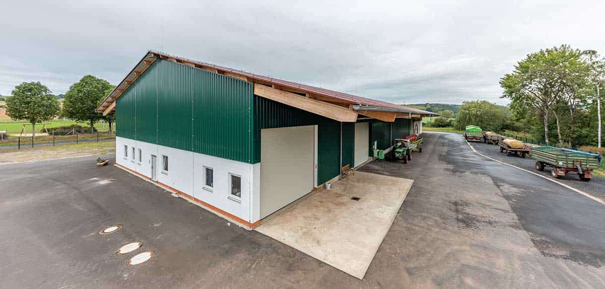Halle mit Sozialgebäude mit Haas Landwirtschaftsbau