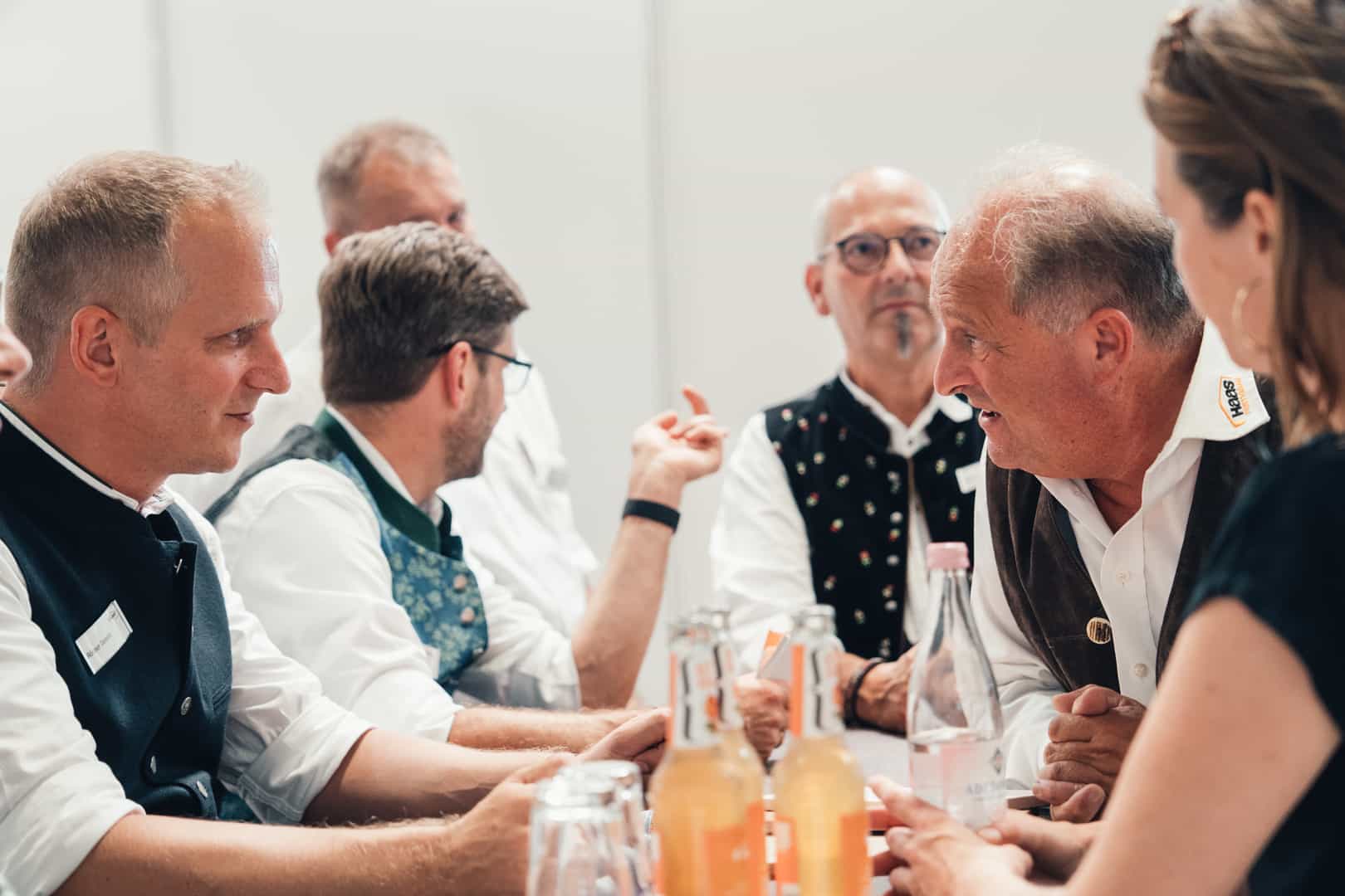 Haas Mitarbeiter bei einem interessanten Gespräch am Haas Messestand auf der Heim+Handwerk in München.