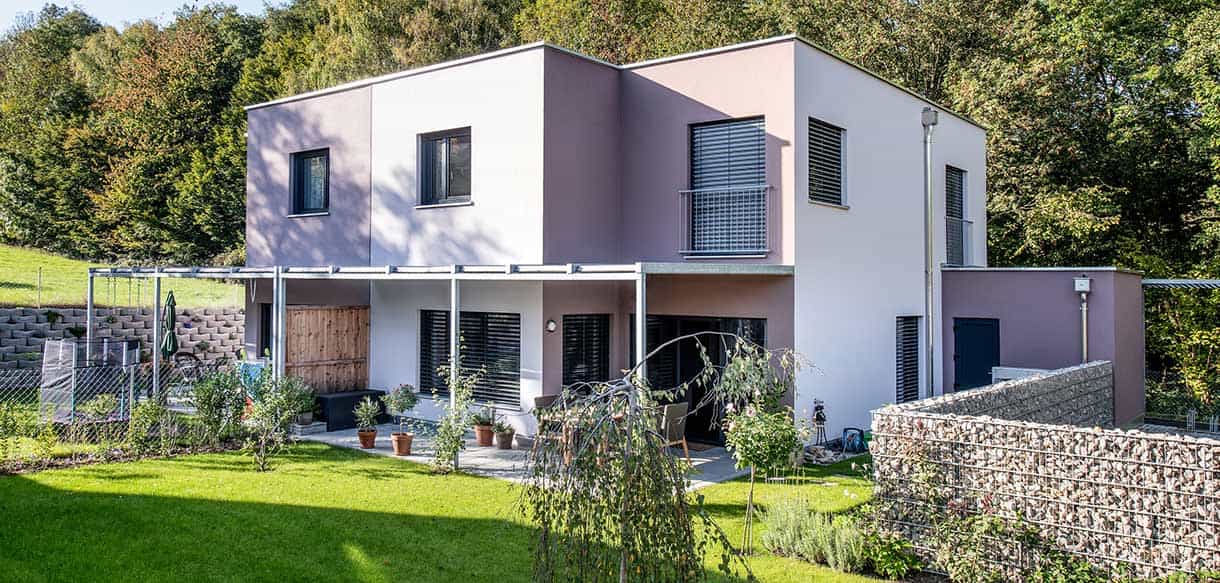 Doppelhaus mit Flachdach, Terrasse und Gartenanteil in der Doppelhausanlage Eichgraben von Haas Fertigbau