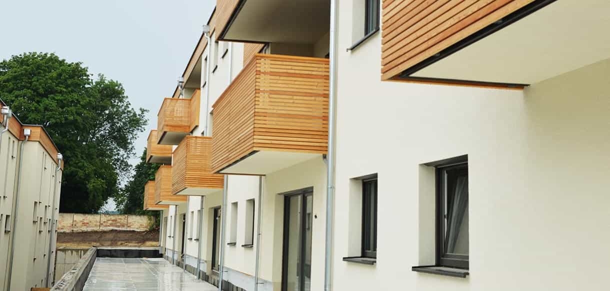 Balkonreihe mit Holzverkleidung an der Wohnhausanlage Mistelbach während der Bauphase