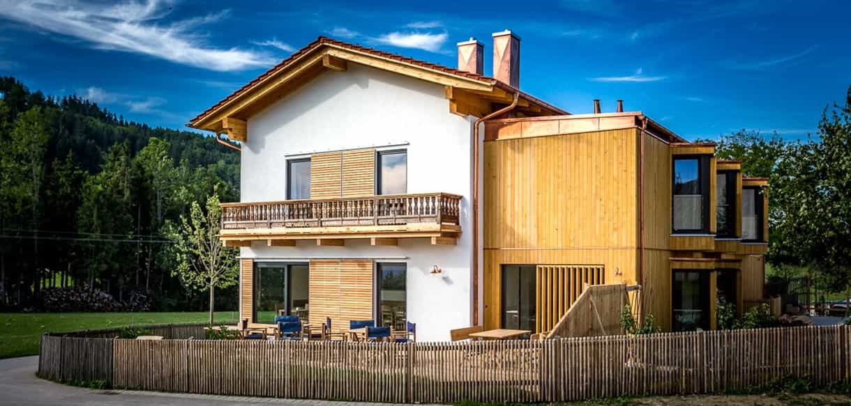 Außenansicht des Moarhof mit Holzbalkon und vorgesetztem Holzbaukörper, Pension mit 14 Zimmern am Samberg