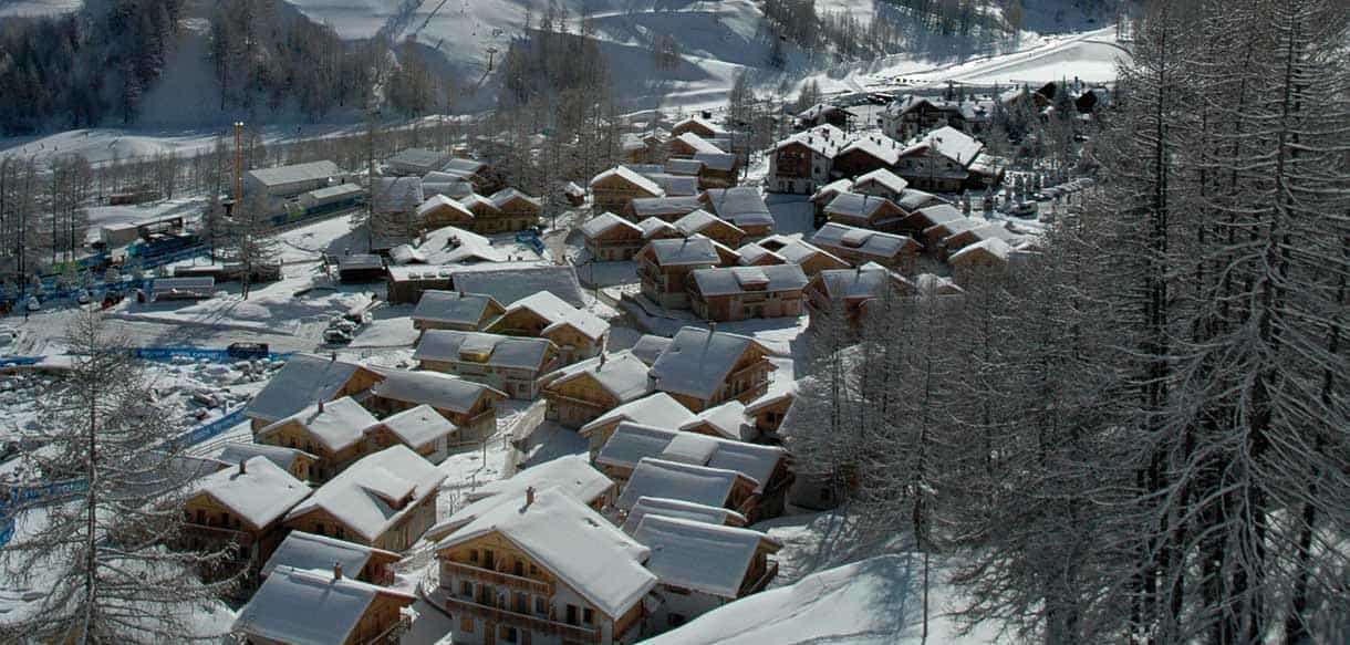 Luftbild des Club-Resorts im Chalet-Stil mit 205 Wohneinheiten in Pragelato im Winter