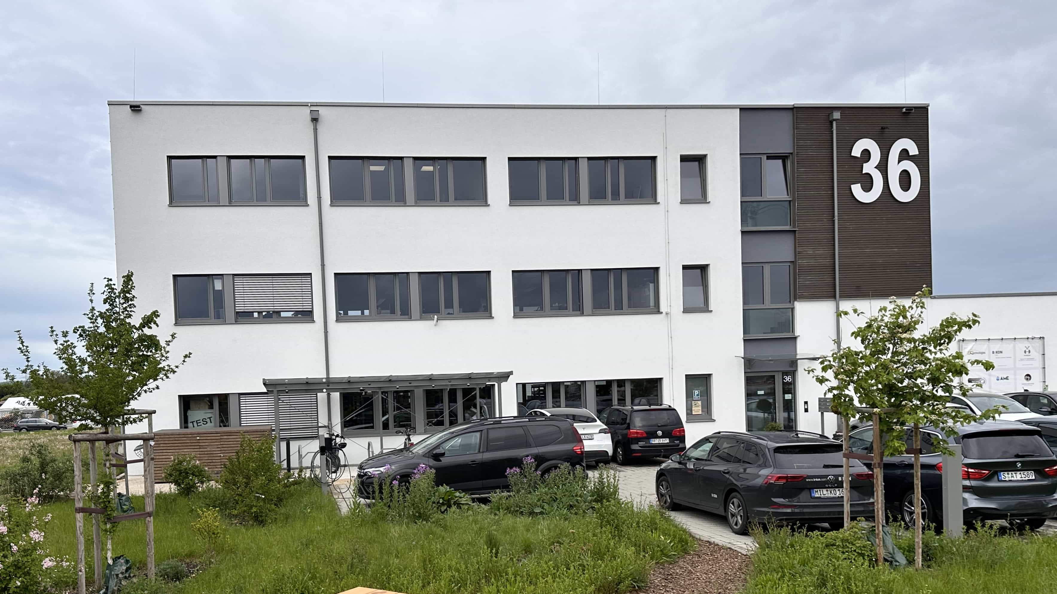 Dreigeschossiges Bürogebäude der LXinstruments GmbH in Nufringen mit Hausnummer 36 und Parkplatz