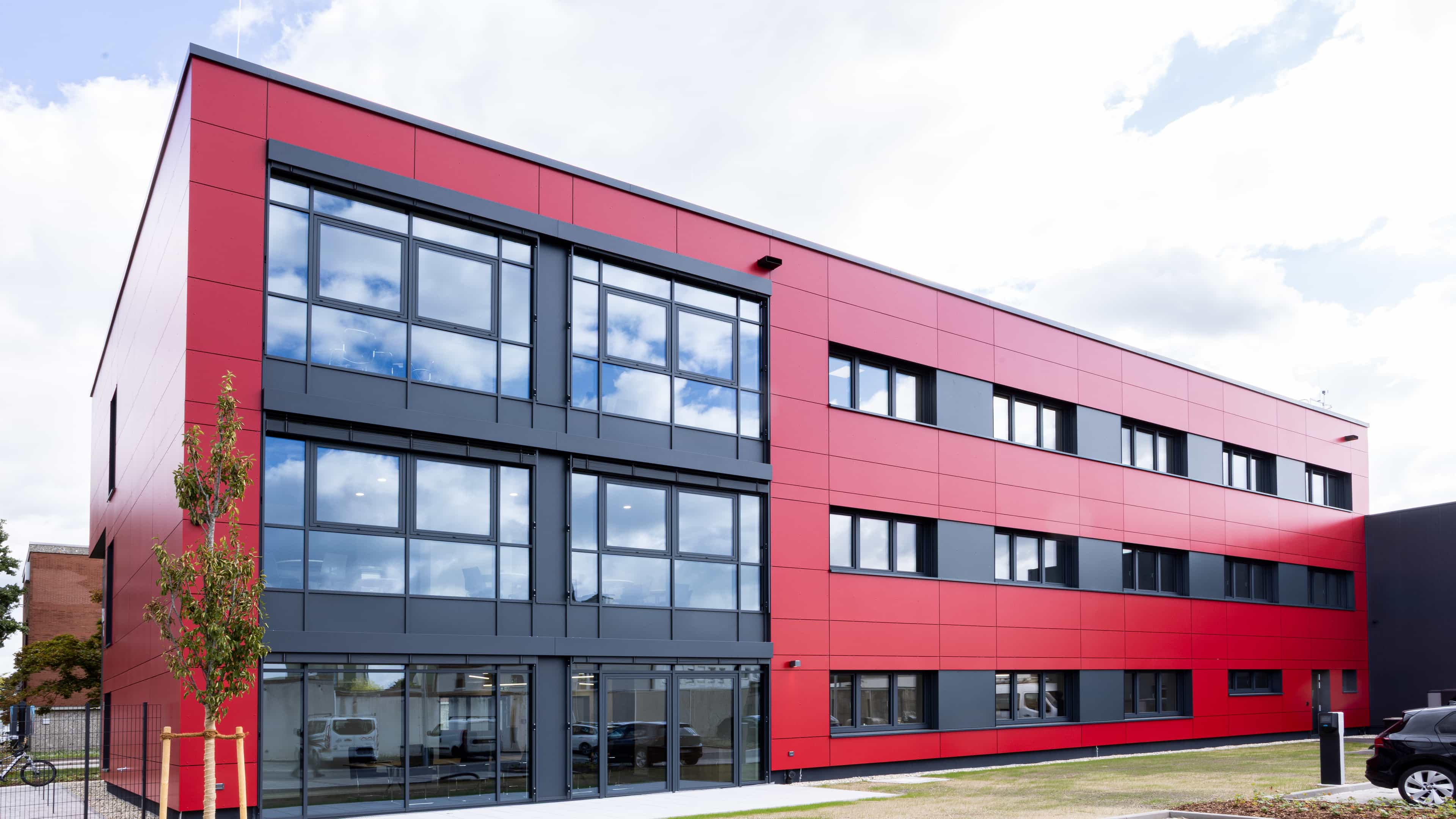 Haas Gewerbebau Referenz Halle mit Bürogebäude