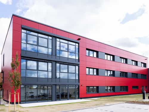 Haas Gewerbebau Referenz Halle mit Bürogebäude