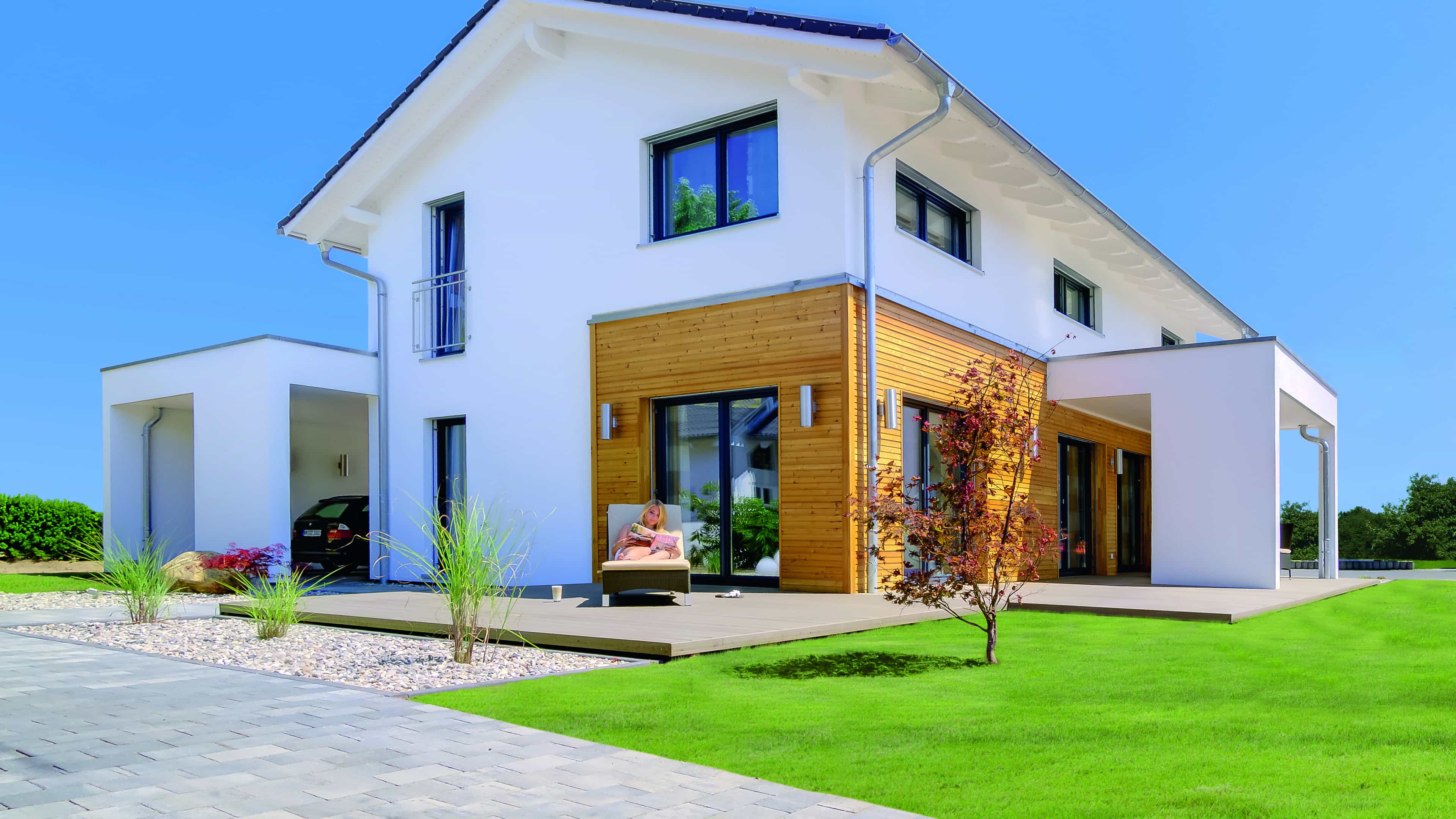 Musterhaus Haas MH Mannheim J 159 mit weißer Fassade und Holzkubus, Beispiel für ein Energiesparhaus