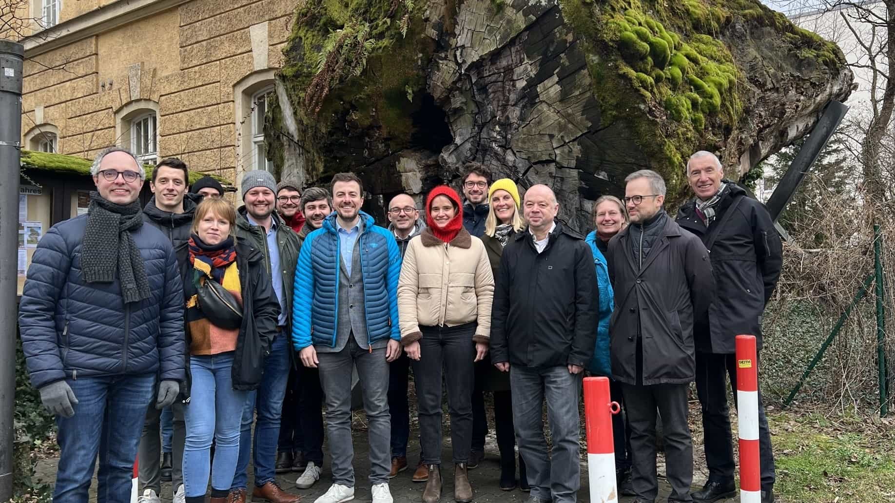 Bild zeigt Gruppenbild mit Xaver Haas, geschäftsführender Gesellschafter der Haas Group mit den Mitgliedern der Forschungsgruppe für das Projekt Timber, Use And Maintain der TUM.wood bei dem Haas als Projektpartner fungiert (c) Haas Fertigbau GmbH