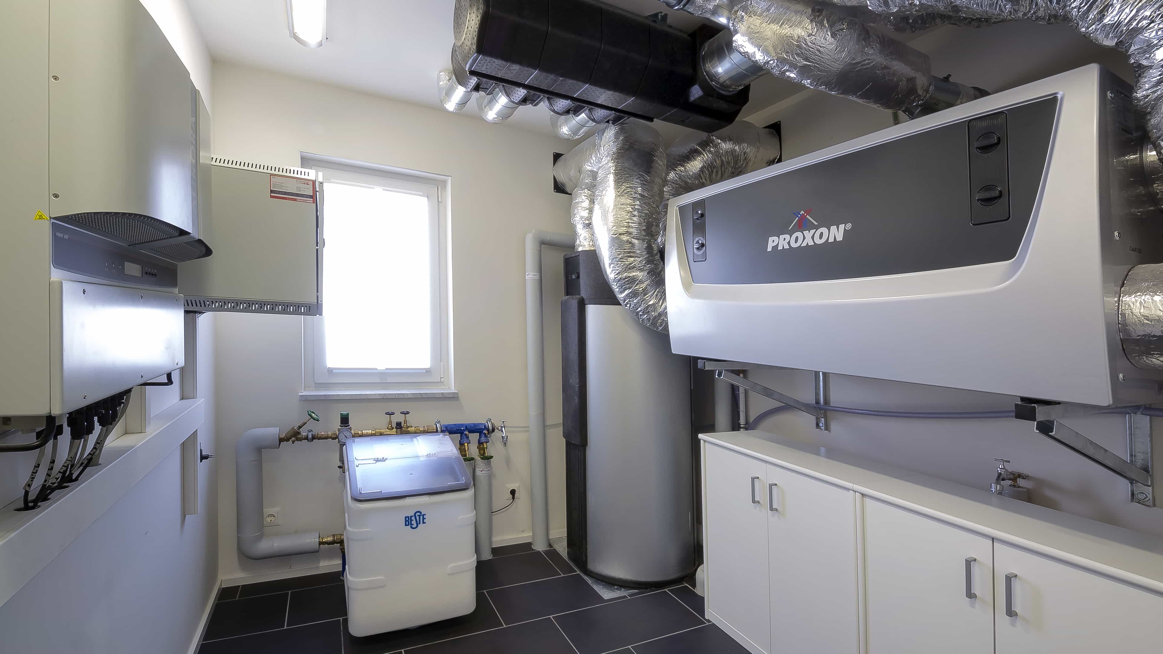 Technikraum mit Lüftungsanlage und Haustechnik im Musterhaus Haas MH Mannheim J 159