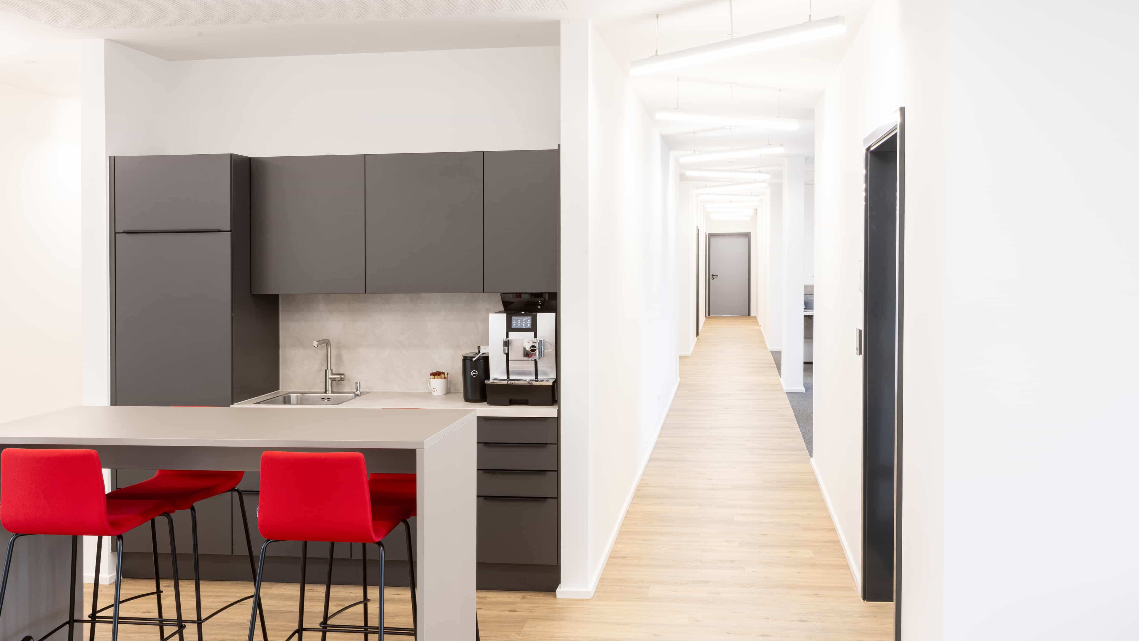 Haas Gewerbebau Referenz Halle mit Bürogebäude
