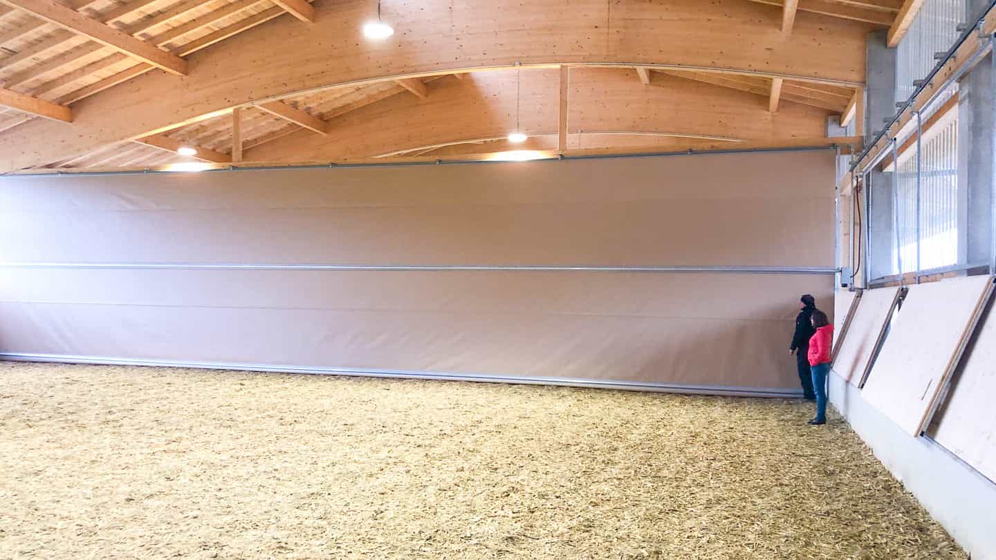 Reithalle in Kleinberghofen mit Reitboden, Bande und Holzdach