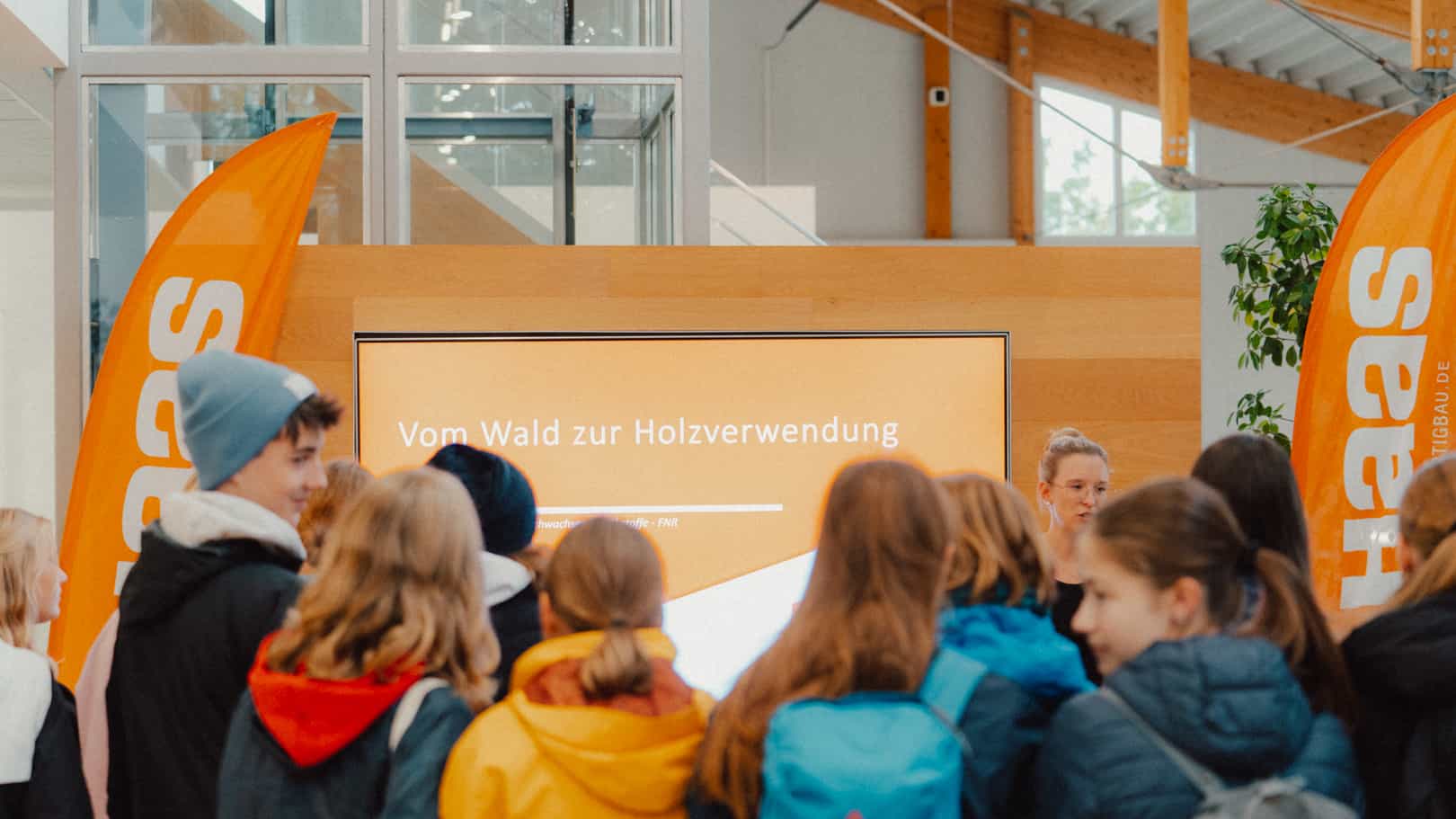Publikum vor der Leinwand mit Vortrag Vom Wald zur Holzverwendung, Startschuss der Initiative Holz Rettet Klima