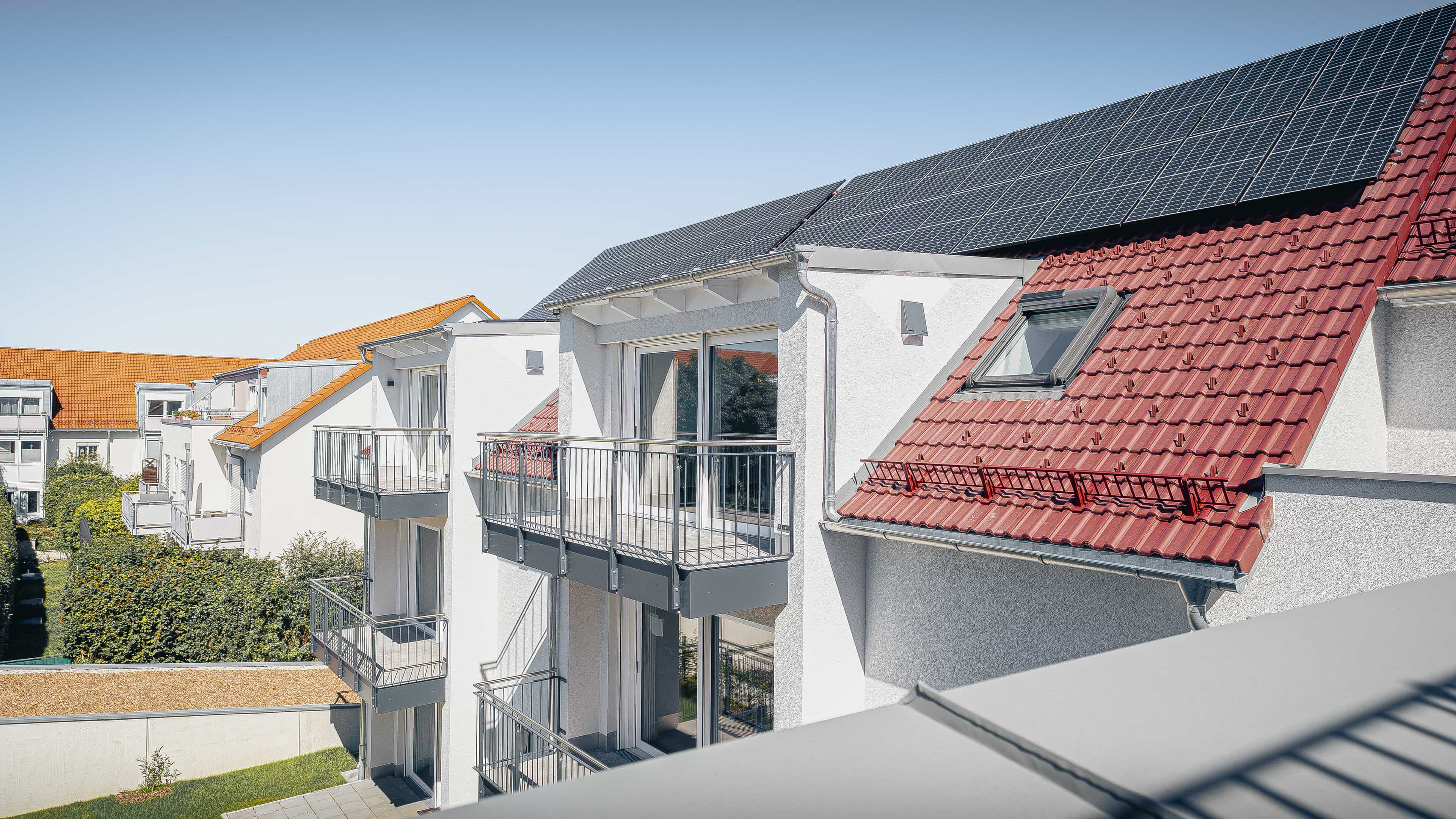 Mehrfamilienhaus in Eching mit Balkonen, Gauben und Photovoltaikdach von Haas Wohnbau