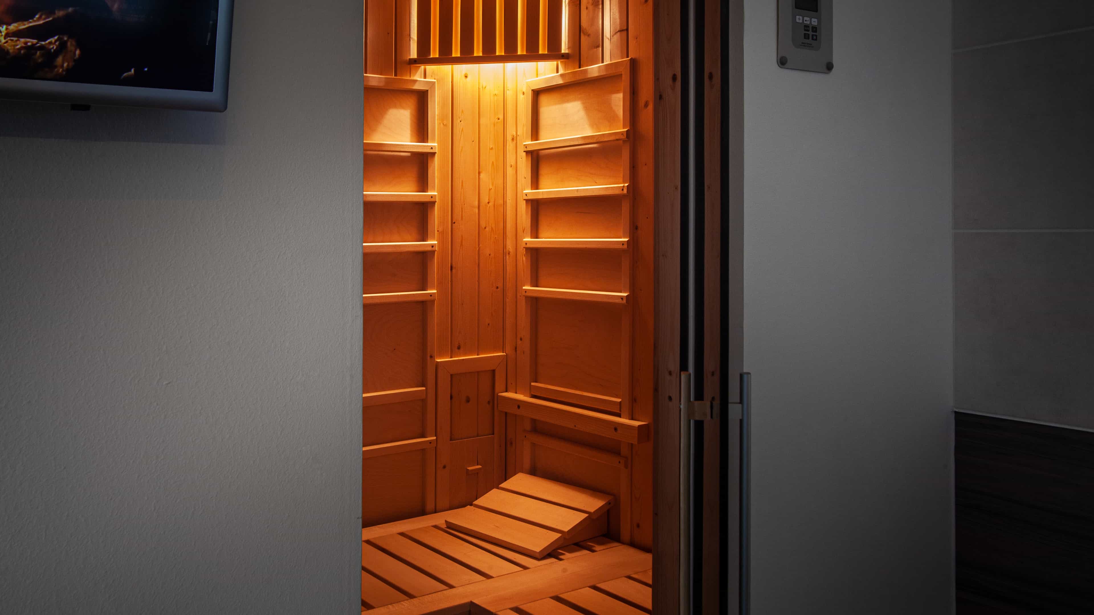 Eingebaute Holzsauna mit Glastür im modernen Haas Ferienhaus