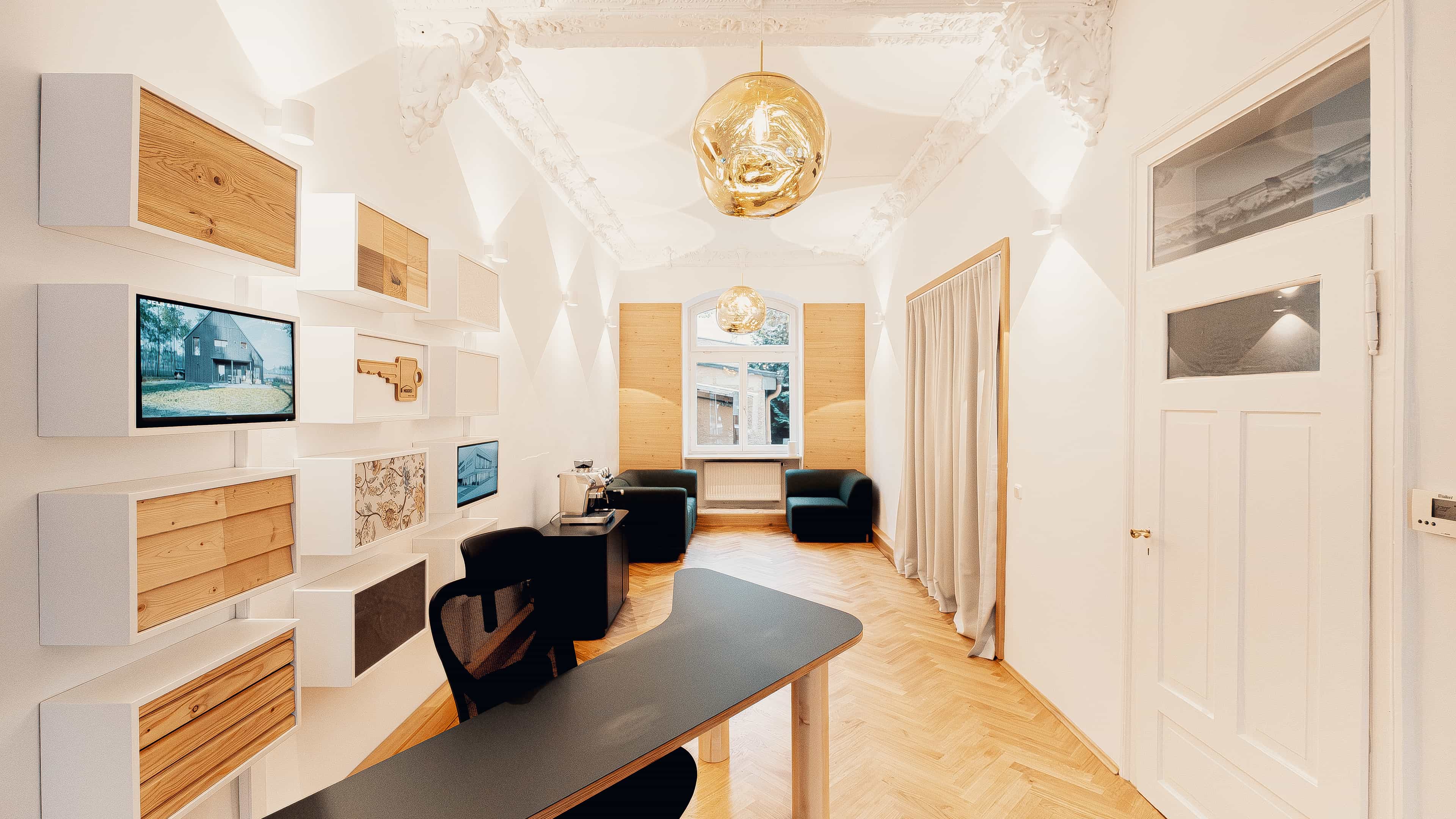 Virtuell inszenierter Wohn- und Arbeitsraum mit Holzwand und Schreibtisch aus dem Haas Virtual Studio 2026