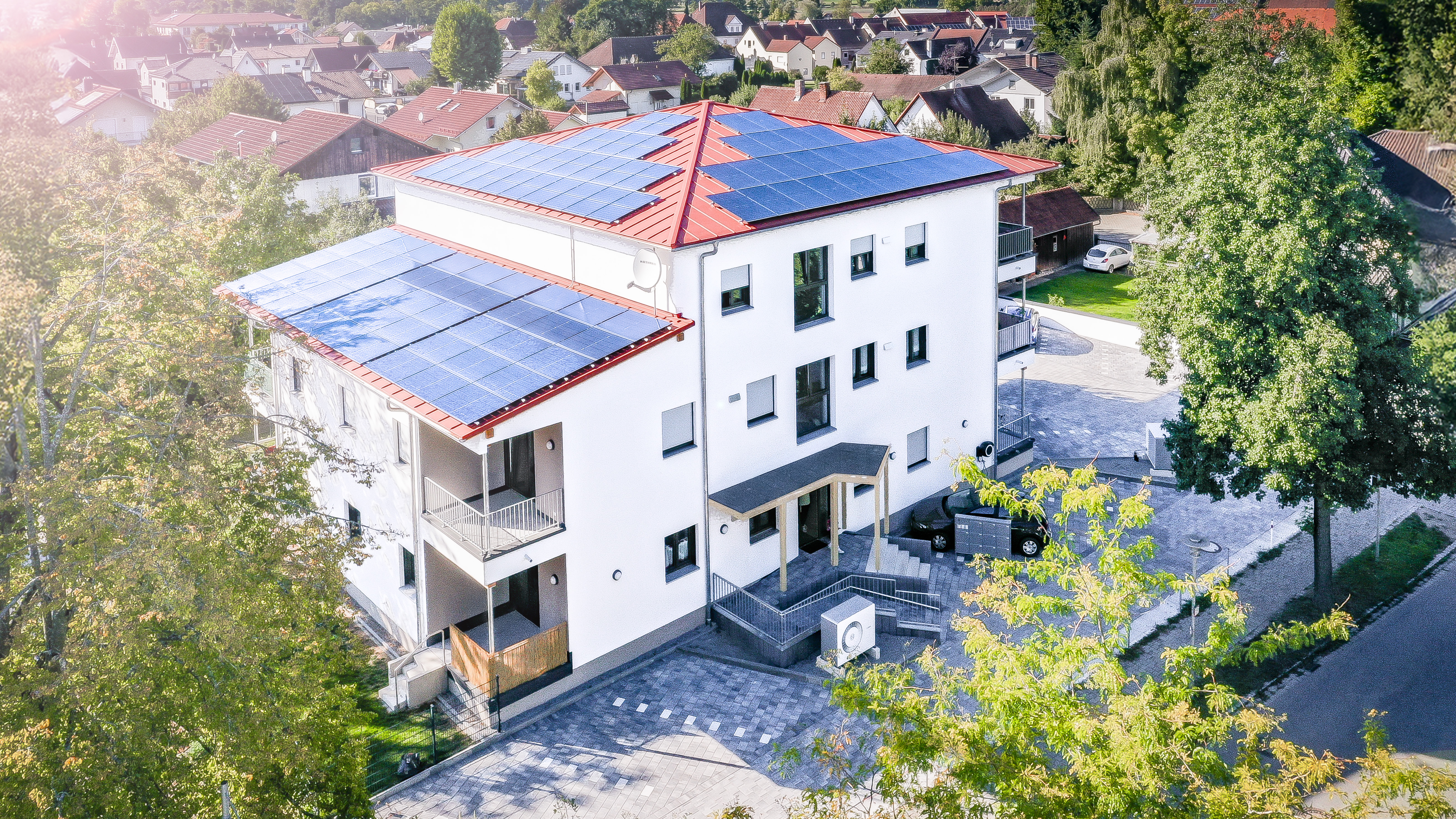 Luftaufnahme der Wohnanlage mit 10 Wohneinheiten von Haas Wohnbau in Eichendorf mit Photovoltaik auf dem Dach