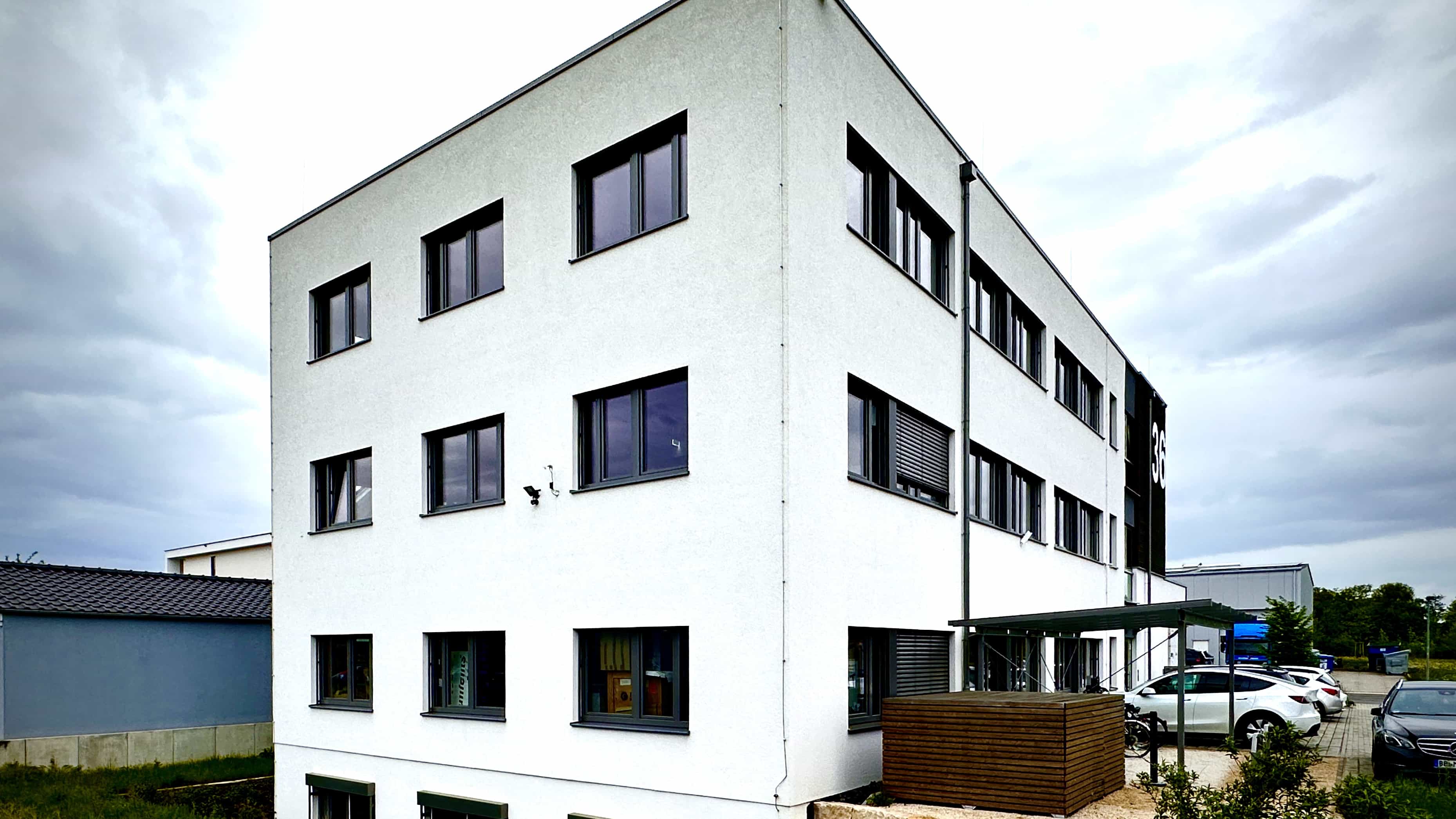 Rückseite des dreigeschossigen Bürogebäudes der LXinstruments GmbH von Haas Gewerbebau