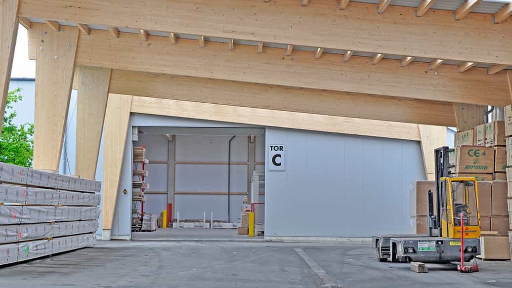 Tor C der Jordan Lagerhalle Erfurt mit Holzüberdachung und Gabelstapler