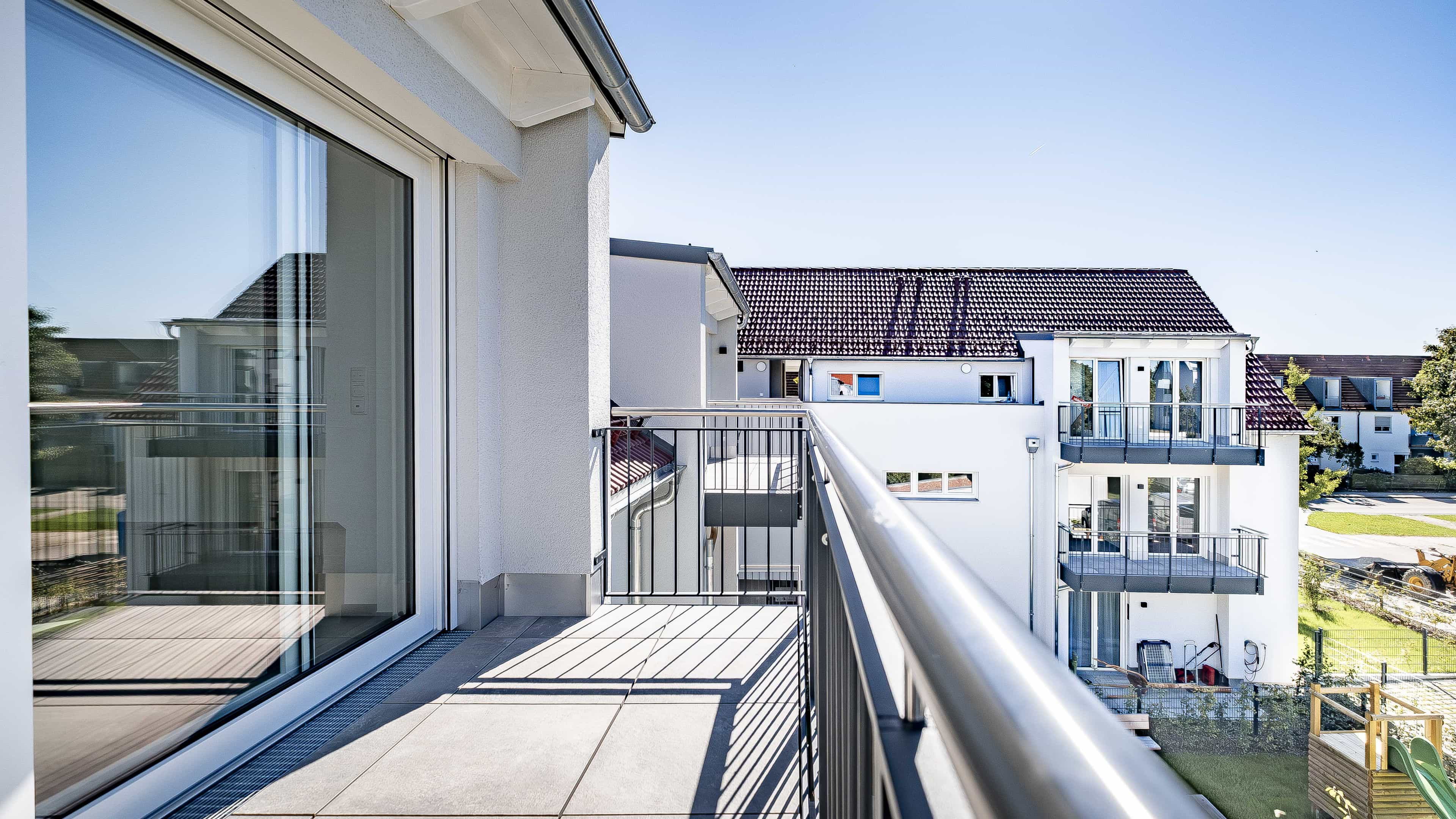 Blick vom Balkon auf die Nachbargebäude des Wohnprojekts in Eching