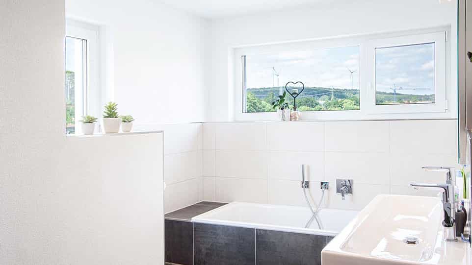 Bad mit Badewanne und Fensterfront im architektengeplanten Haas Fertighaus der Familie Kurzenknabe