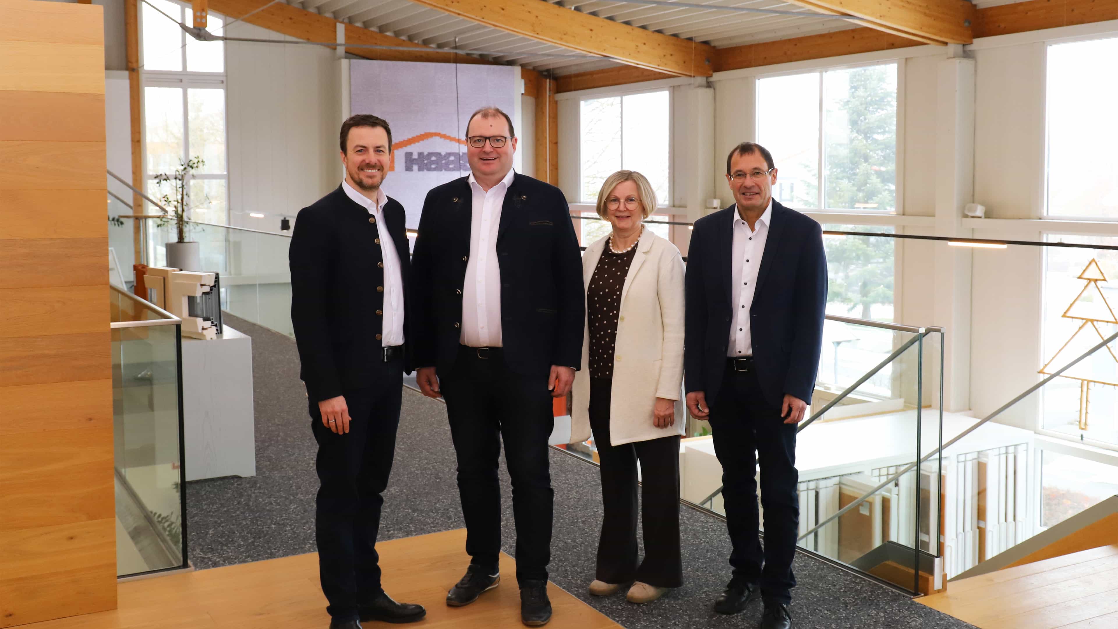 Gruppenfoto beim Unternehmensbesuch von Landrat Michael Fahmüller bei Haas Fertigbau in Falkenberg