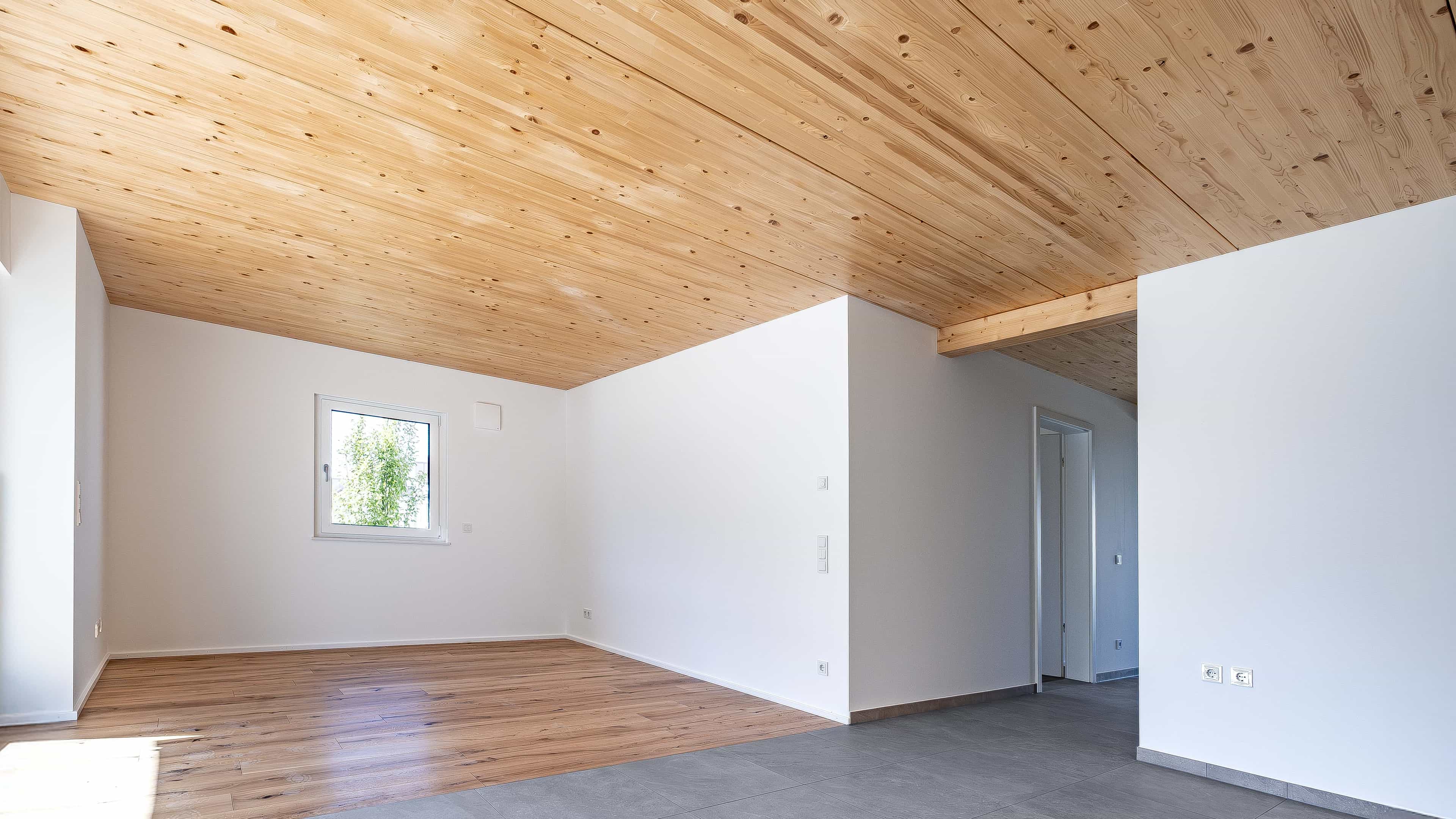 Wohnraum mit Holzdecke und Parkett in einer Wohnung der Wohnanlage mit 15 Wohneinheiten in Eching